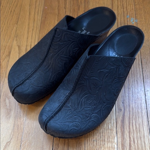 Papillo Birkenstock 9 EU 40 Black Embossed leather wedge Clogs great condition - Picture 1 of 5